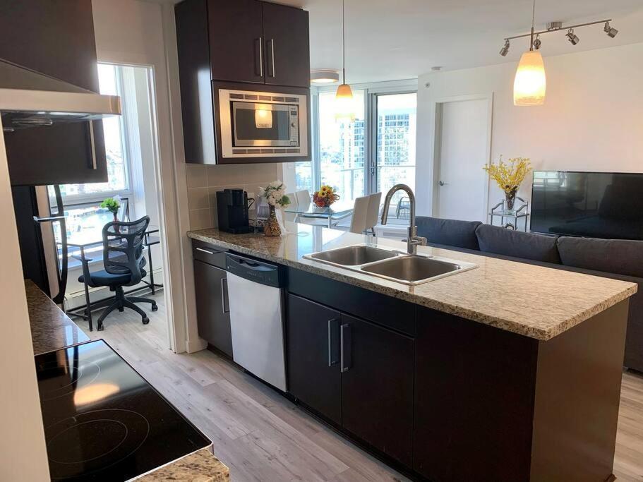 Downtown 3Br/2Ba+Views+Skytrain+Free Parking Διαμέρισμα Βανκούβερ Εξωτερικό φωτογραφία